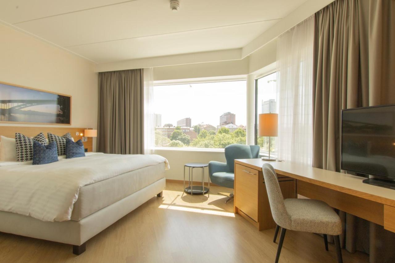 Deluxe, Guest room, 1 King,1366108523:JPEG